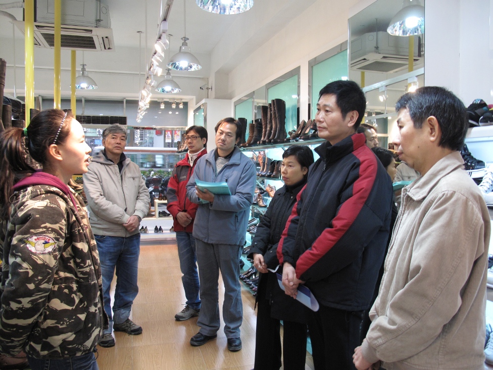Visita feita pelo Subdirector da DSSOPT, Shin Chung Low Kam Hong (segundo à direita), acompanhado pelos representantes da associação dos moradores, aos comerciantes afectados.