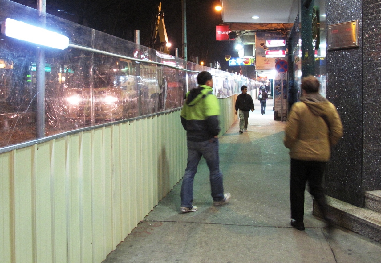 A DSSOPT veio em resposta às aspirações públicas reforçar a iluminação nos painéis transparentes de separação do local da obra com o passeio.
