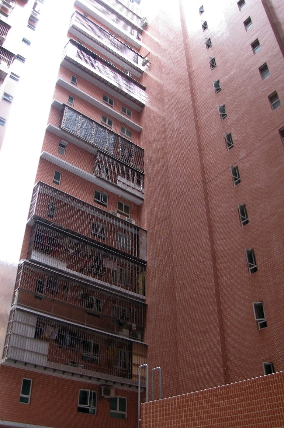 O pessoal da DSSOPT veio nas acções de fiscalização realizadas em Maio do corrente ano verificar a existência de obras ilegais no edifício