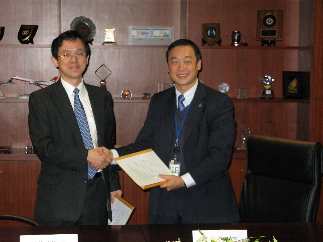 The President of the Civil Aviation Authority of Macao SAR, Mr. Simon Chan (right), and the Director of International Air Transport Division, the Civil Aviation Bureau of the Ministry of Land, Infrastructure, Transport and Tourism of Japan, Mr. Hiroshi Narahira (left), signed a new Record of Discussions regarding the air transport market between Macao and Japan.
