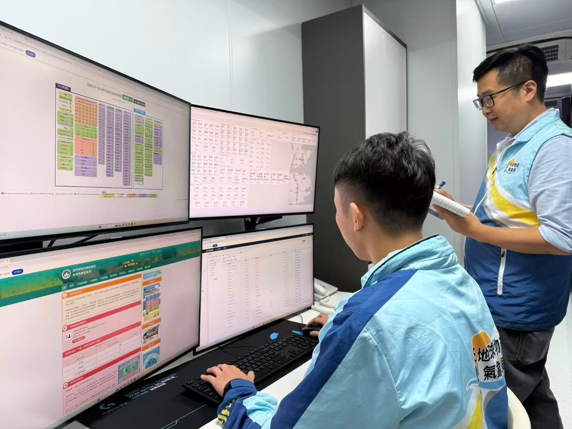 Pessoal de informática da DSMG verifica o sistema da rede informática