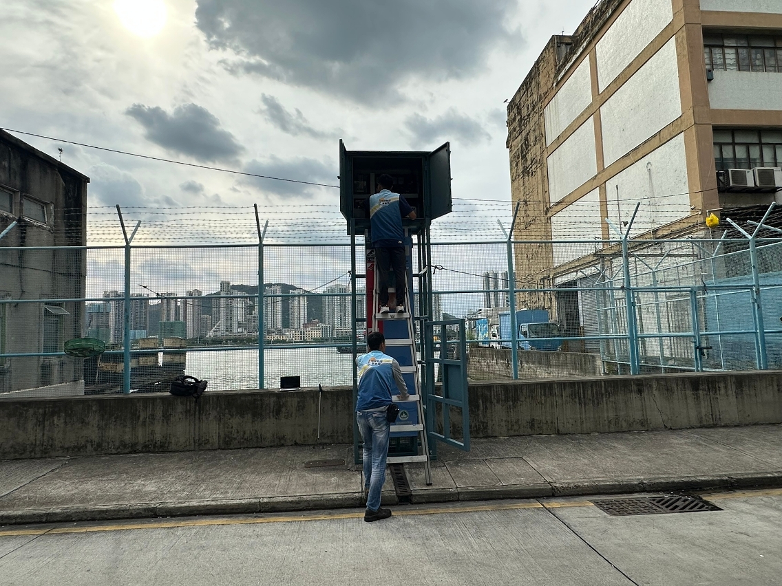 气象局仪器专业人员持续巡查各区水位站