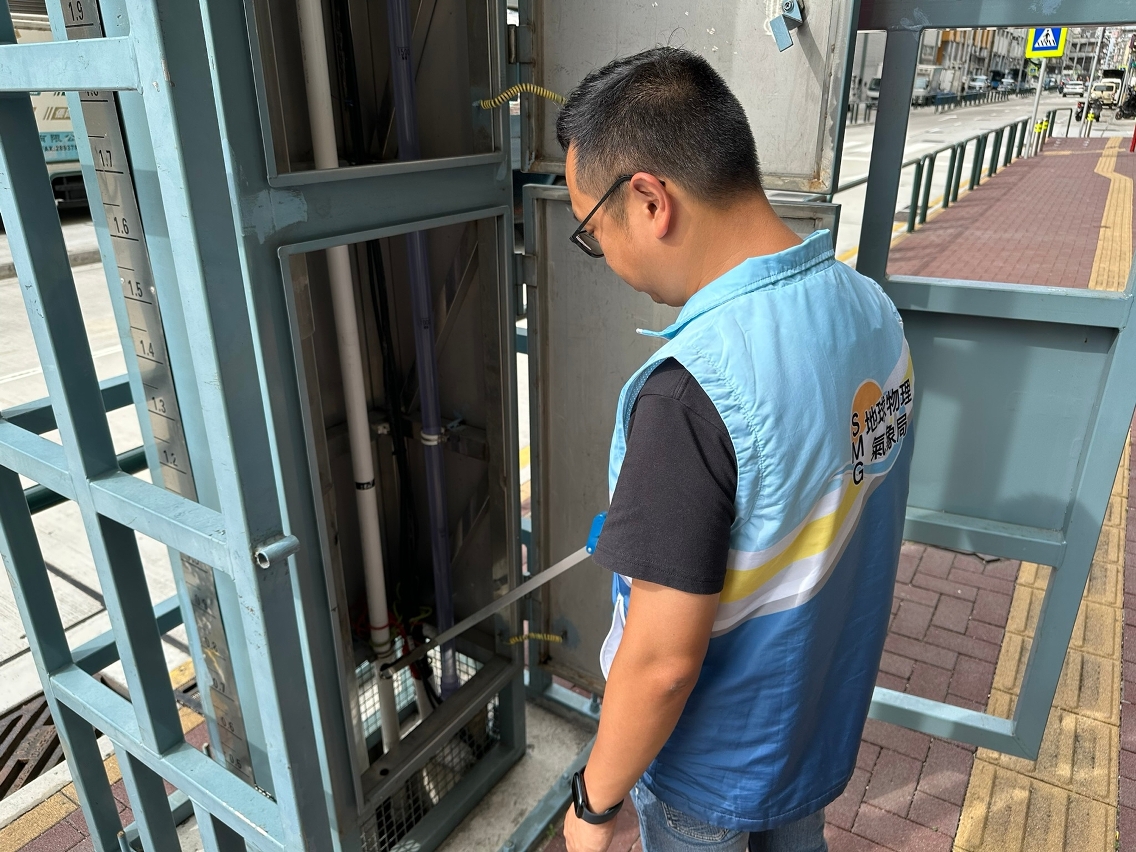 Está a realizar a limpeza da estação de nível de água