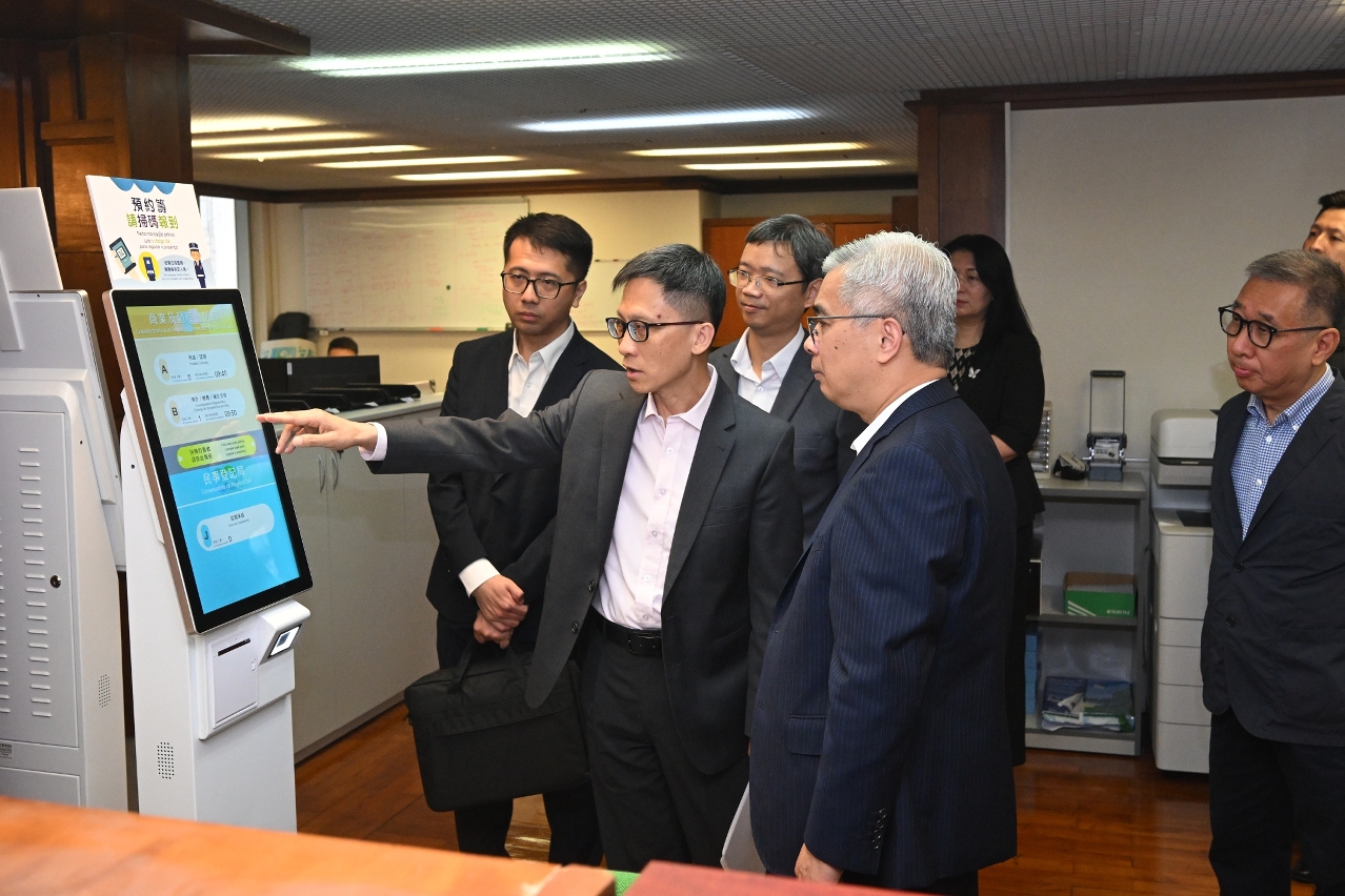 黃少澤司長視察登記及公證前線部門。