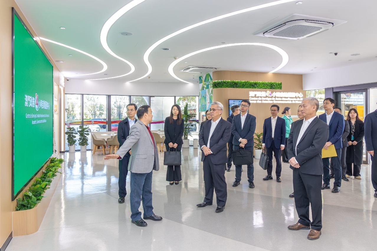 A delegação, chefiada por Wong Sio Chak, visitou o Centro de Serviços de Auto-Atendimento de 24 horas dos Assuntos Governamentais de Macau no“Novo Bairro de Macau”em Hengqin, para se inteirar das instalações e do funcionamento do Centro.
