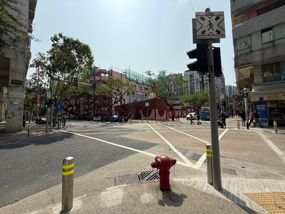 长寿大马路与佑汉新村第六街交界路口已增设全向行人过路设施