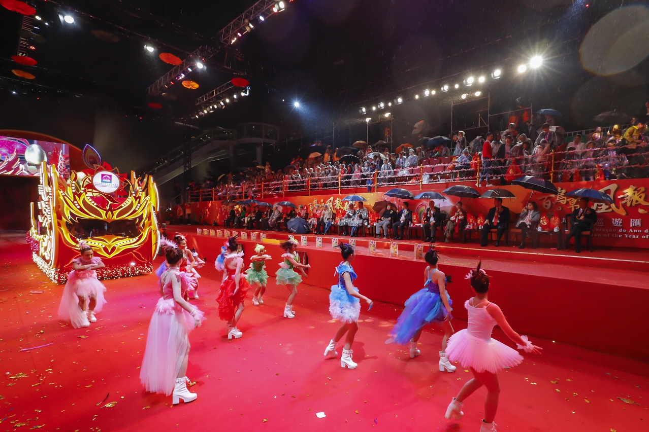14 floats and 688 performers extend warm wishes to spectators