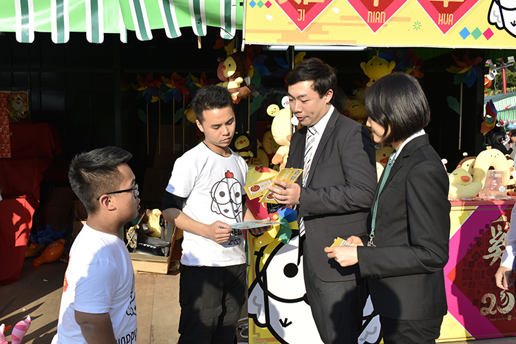 Consumer Council, Macao Customs, and Economic Services distributed leaflets at the New Year market.