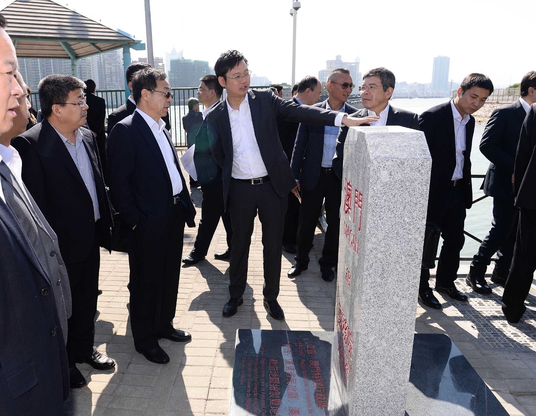 Os dirigentes e participantes deslocaram na parte da RAEM para realizar à inspecção in loco do estabelecimento de marcos na delimitação terrestre entre a Guangdong e a RAEM.