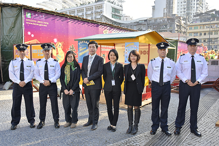 Consumer Council, Macao Customs, and Economic Services distributed leaflets at the New Year market.