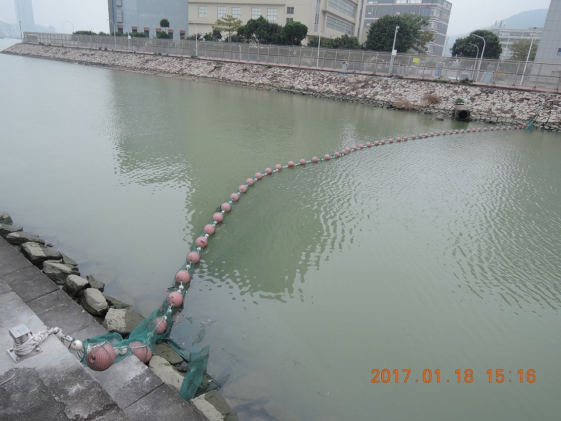 A barreira em rede de pesca atravessa completamente o estuário do Canal dos Patos situado entre os dois lados de ambas das regiões de Macau e Zhuhai.