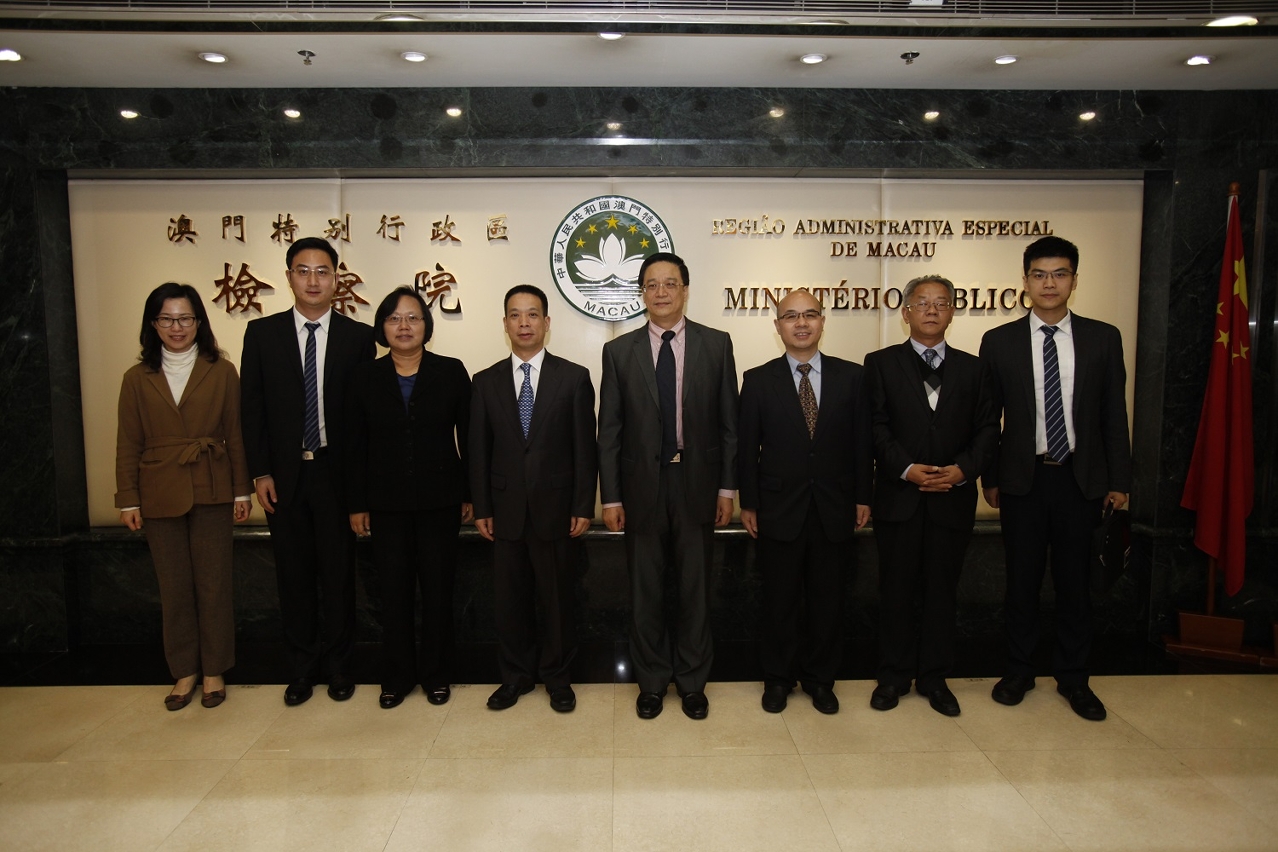 A delegação do Gabinete para os Assuntos de Hong Kong e Macau do Conselho de Estado, liderada pelo seu Vice-director, Huang Liuquan, visitou o Ministério Público de RAEM.