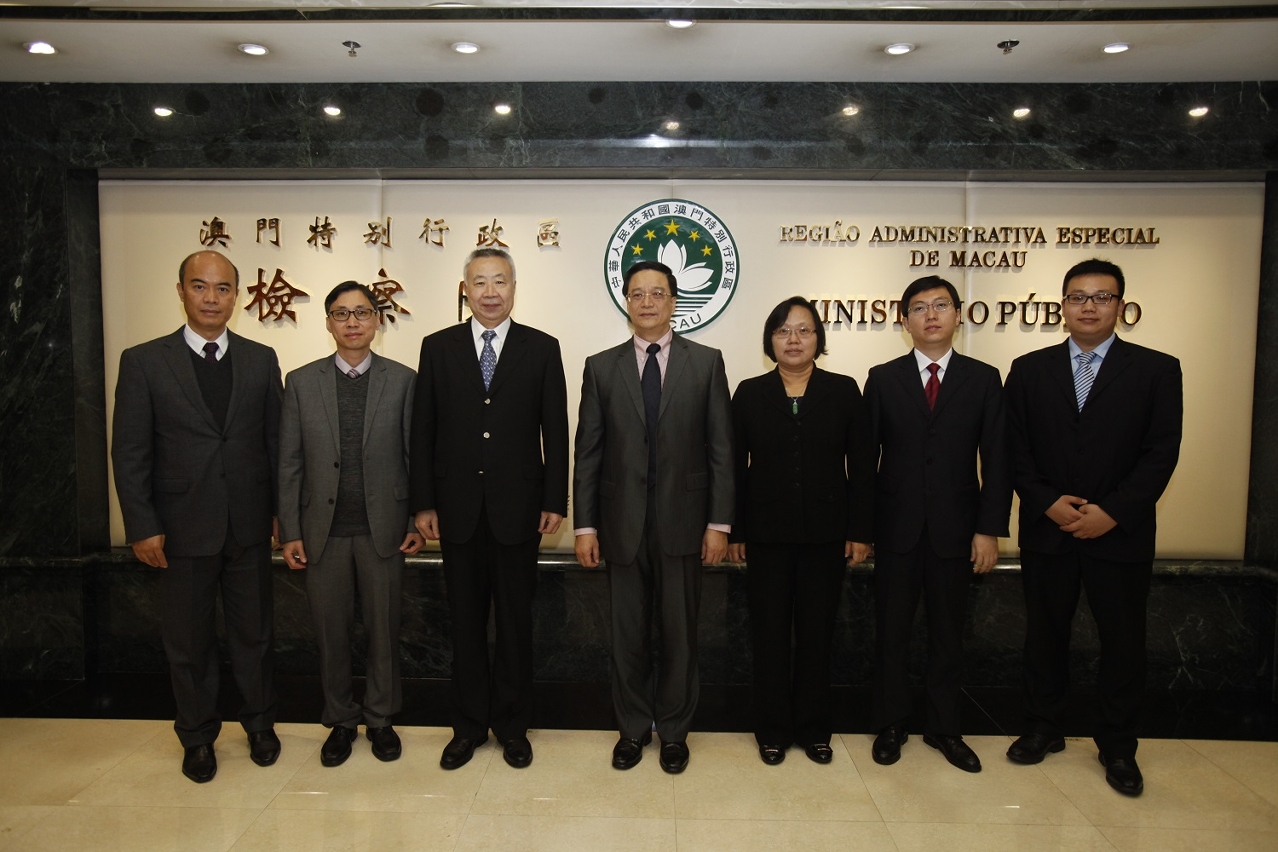 A delegação, chefiada pelo Procurador-Adjunto da Suprema Procuradoria Popular, Dr. Zhang Changren visitou o Ministério Público da RAEM