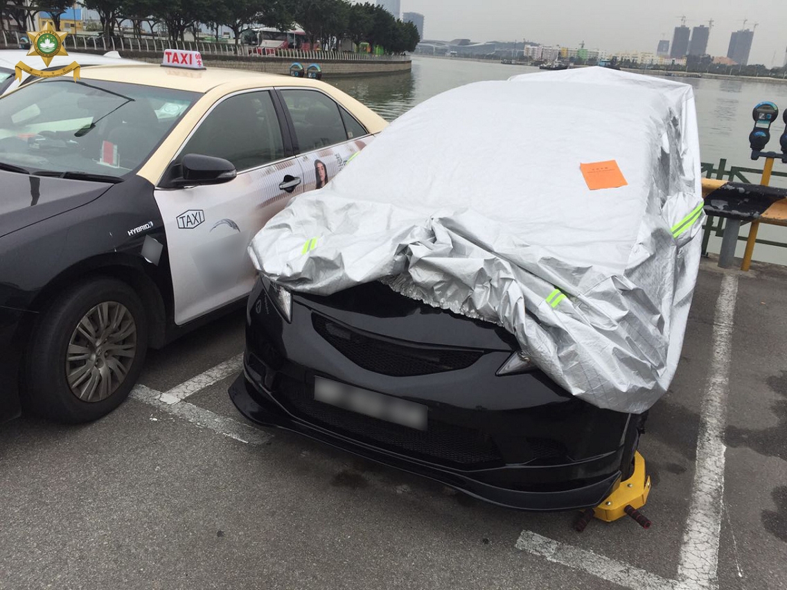 河邊新街露天停車場（長期佔用，有跡象車行車）