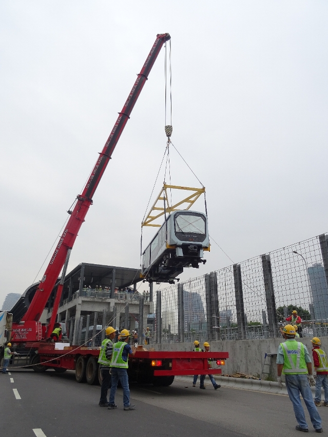 首兩節輕軌車廂吊運至「海洋站」