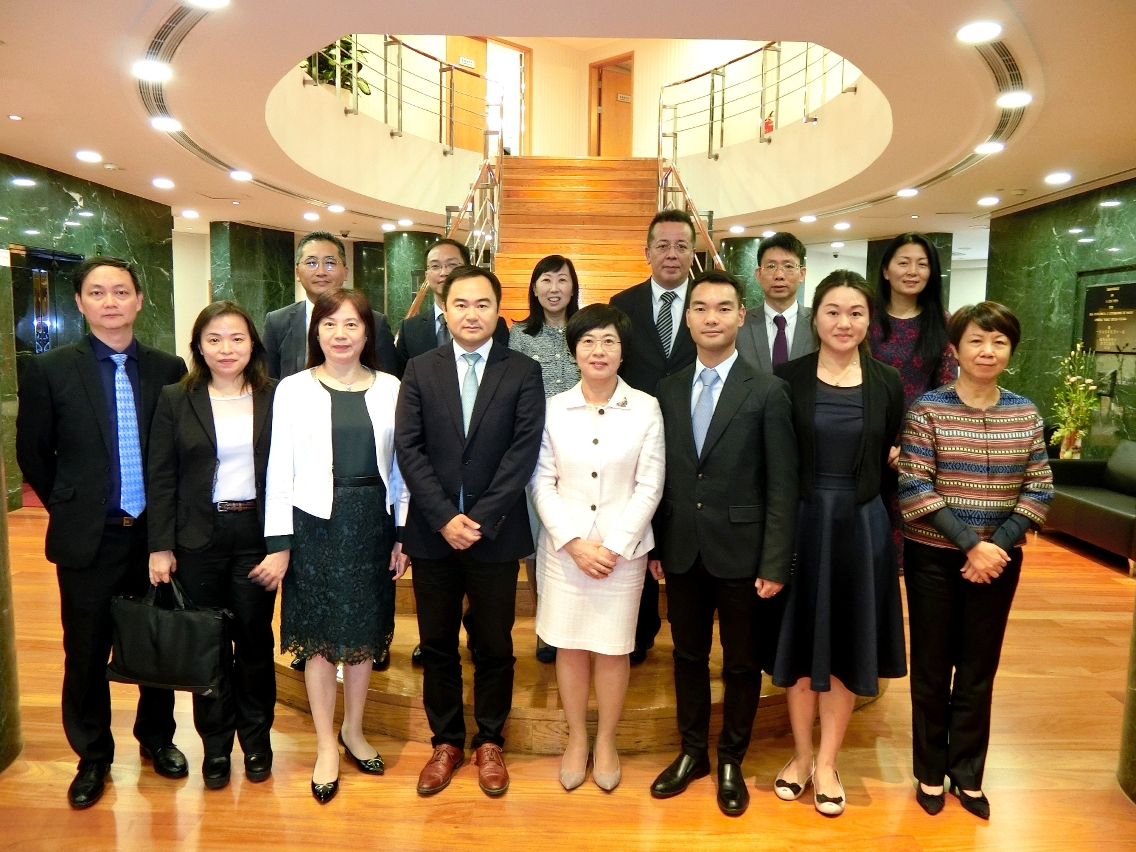 A Secretária Sónia Chan (a quarta do lado direito, na primeira fila) e os representantes da Associação dos Conterrâneos de Kong Mun.