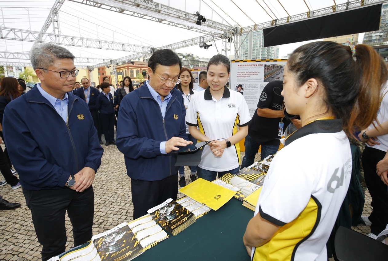 社會文化司譚俊榮司長登記大賽車會員天地