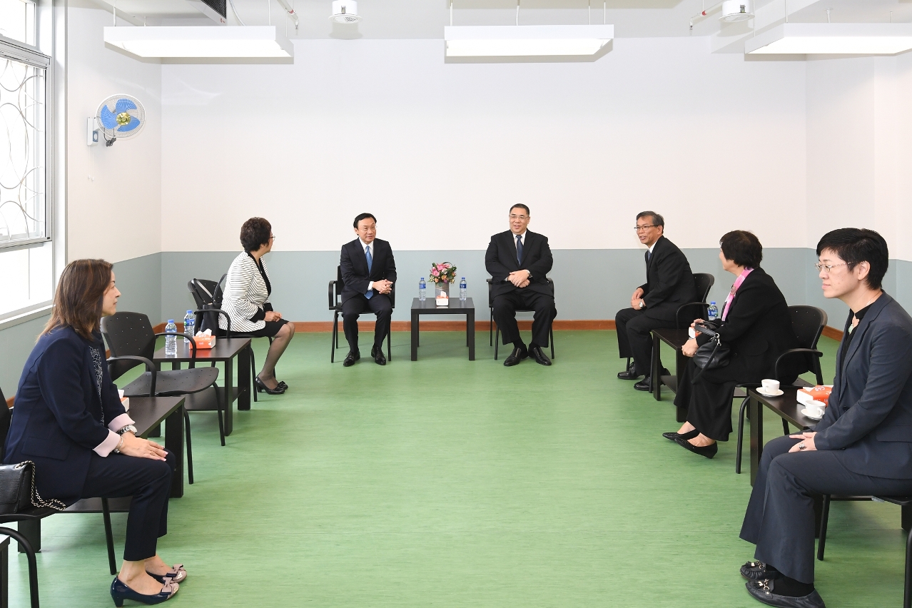 行政長官與嘉賓們親切交流
