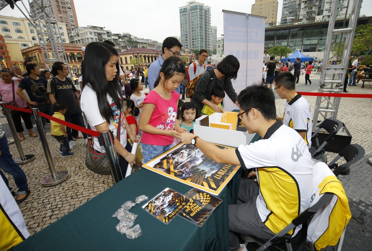 Visitantes a apreciarem os jogos de tenda do GP