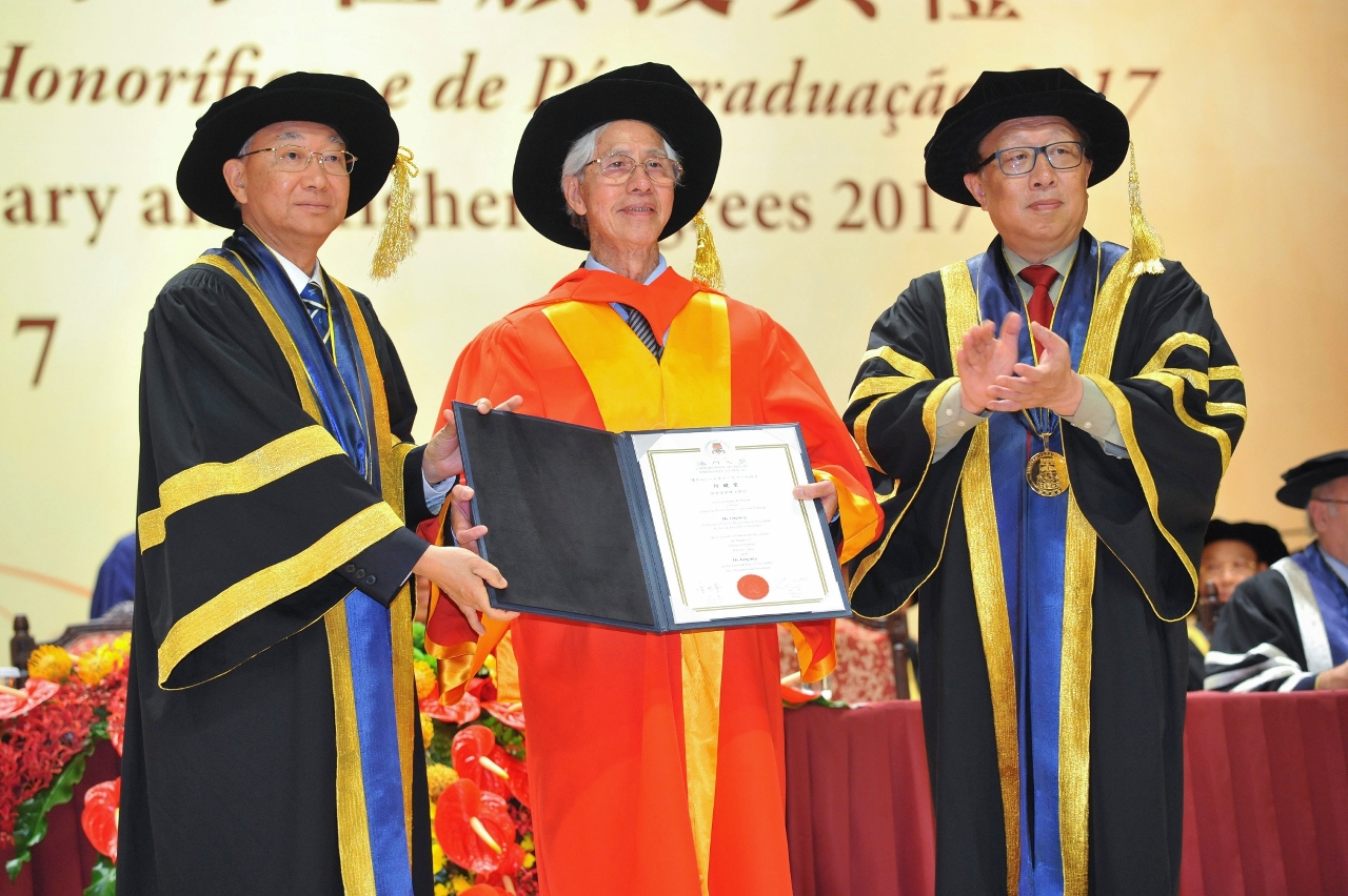 UM confers the Doctor of Science honoris causa degree on Academician He Jingtang