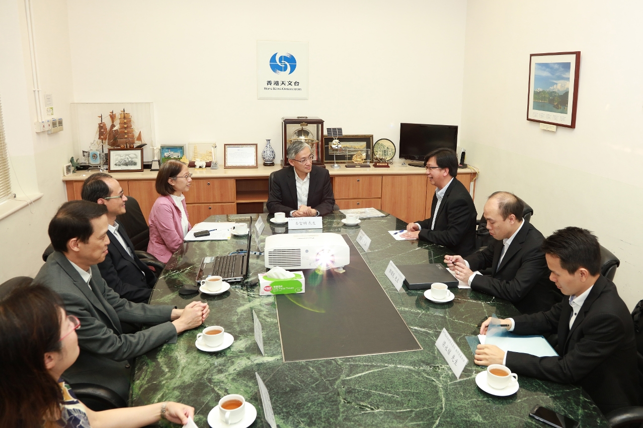 O Director dos SMG, Tam Vai Man e o Director do “HKO” Shun Chi Ming discutiam o fortalecimento dos laços de cooperação