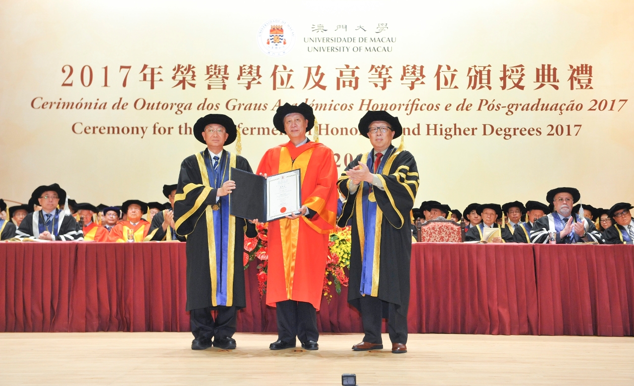 澳大向鍾秉林頒授榮譽教育博士學位