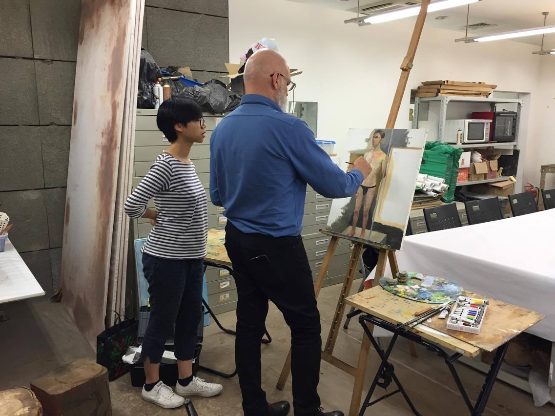 Instructor gives guidance on the layout techniques of paintings.