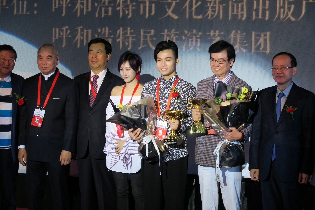 The Macao film Our Seventeen was screened at the “Golden Rooster and Hundred Flowers Film Festival”, allowing audiences from Mainland China to get to know Macao film culture. The Macao delegation received the participation trophy at the Film Festival.