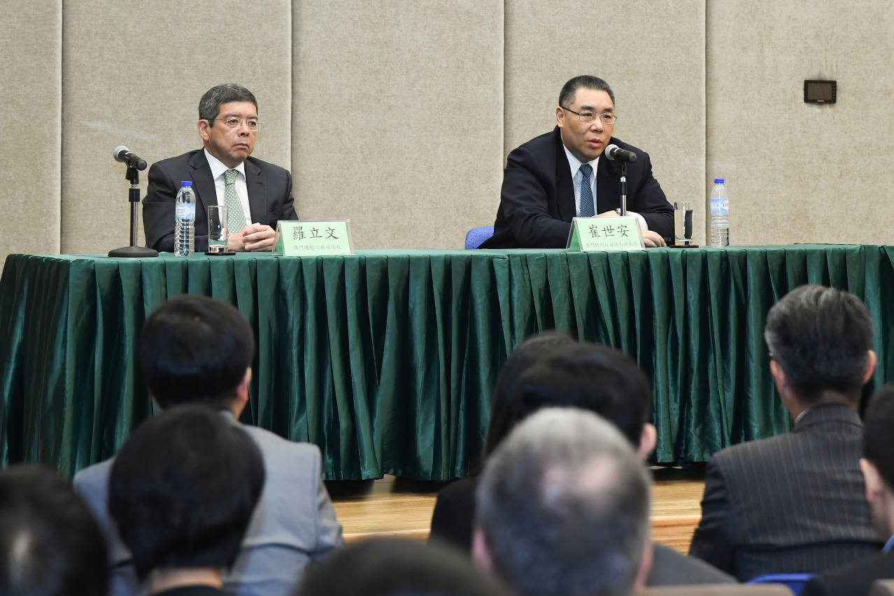 行政長官崔世安聽取工務範疇前線人員的意見，感謝他們在風災善後方面作出的貢獻