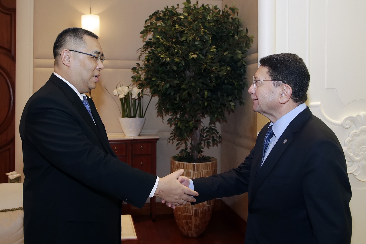 The Chief Executive, Mr Chui Sai On, meets with the Secretary-General of the World Tourism Organization, Mr Taleb Rifai, in Macao.