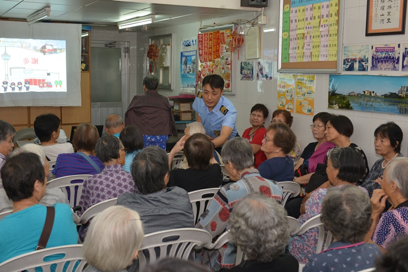 與居民進行互動交流