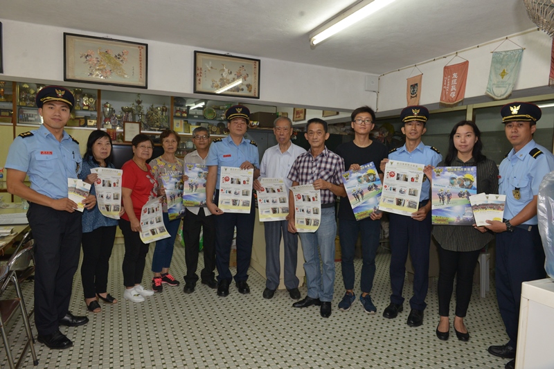 Distribuição de panfletos informativos e cartazes sobre protecção contra incêndios e prevenção do uso abusivo de ambulâncias