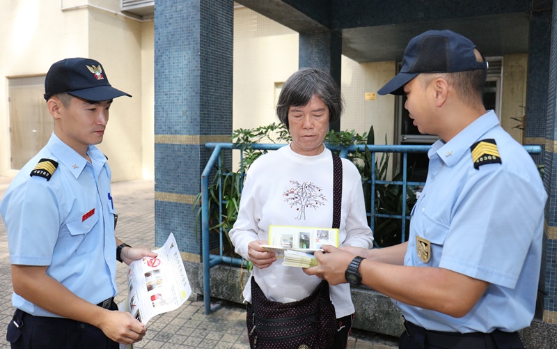 向居民派發防火宣傳單張