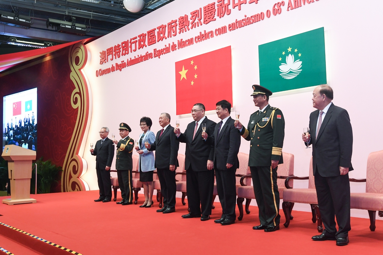 Chefe do Executivo, Chui Sai On, brinda com os convidados na recepção oficial do Governo da Região Administrativa Especial de Macau no âmbito das comemorações do 68º. aniversário da implantação da República Popular da China.