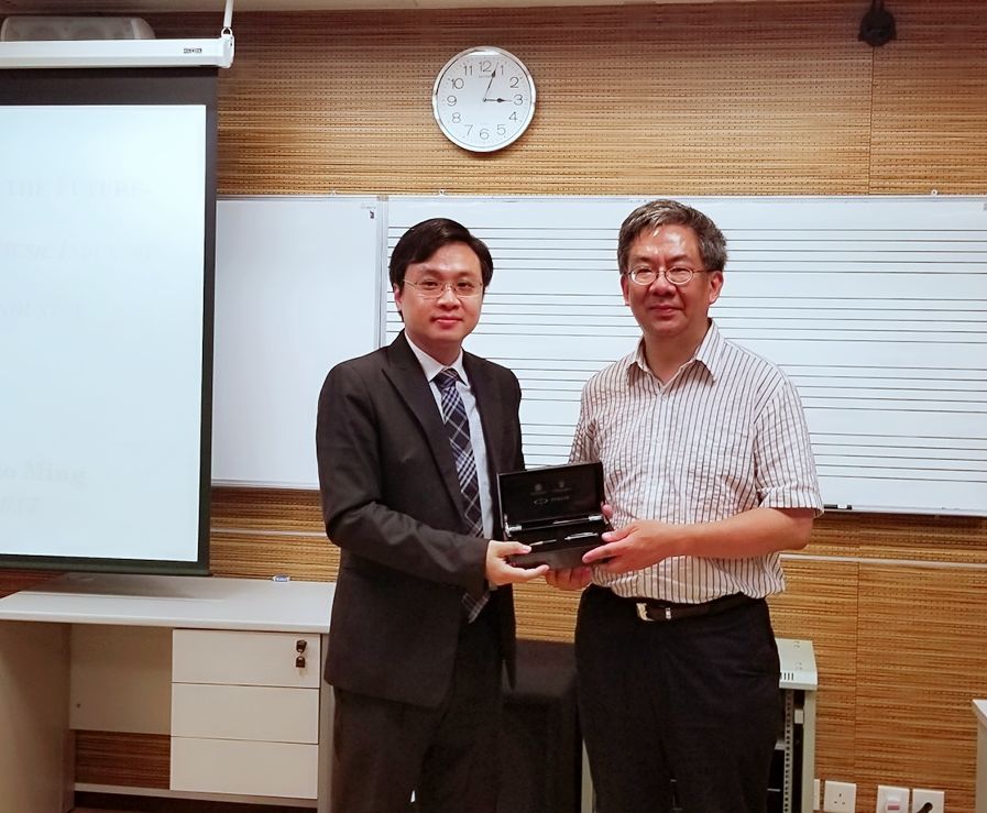 澳門理工學院副院長嚴肇基教授向梁曉鳴局長致送紀念品
