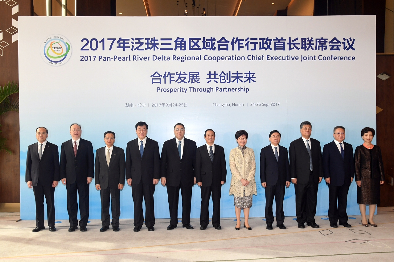 The Chief Executive, Mr Chui Sai On, and leaders of provinces and regions in the Pan-Pearl River Delta pose for a group photograph in Changsha Prefecture, Hunan Province prior to the 2017 Pan-Pearl River Delta Regional Cooperation Chief Executives Joint Conference.