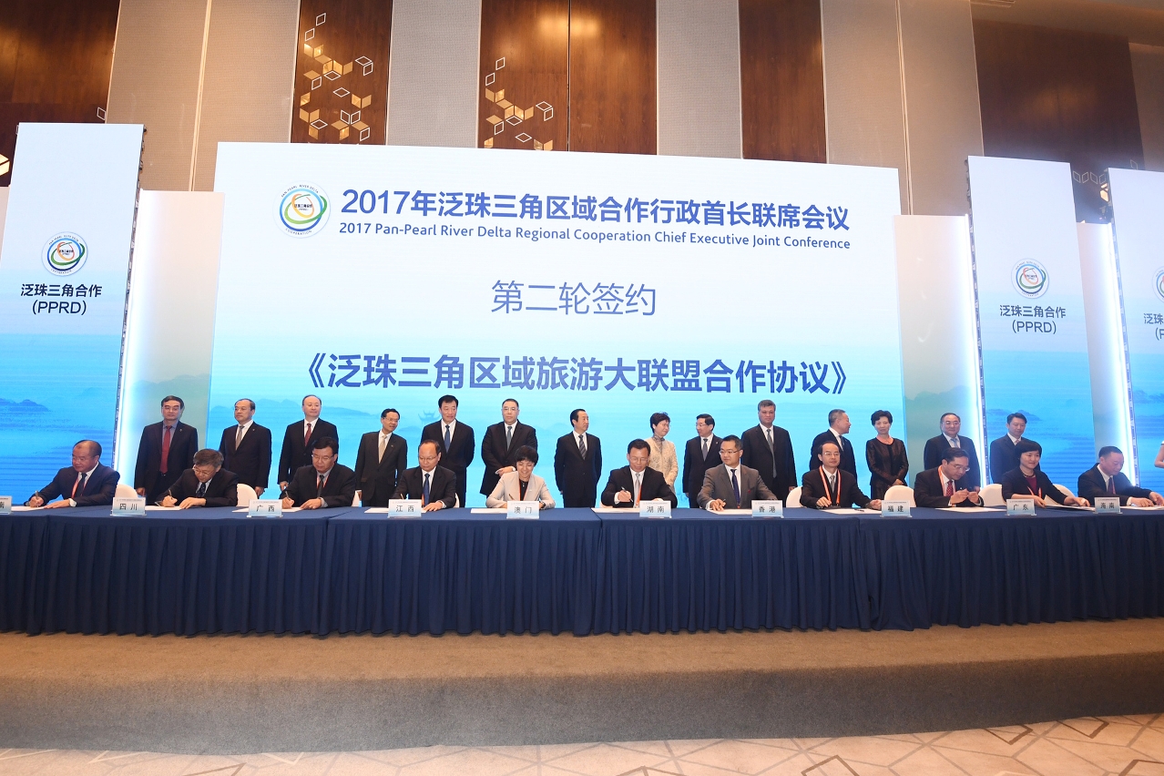 The Chief Executive, Mr Chui Sai On, and leaders of provinces and regions in the Pan-Pearl River Delta witness the signing of a cooperation agreement on tourism cooperation at the 2017 Pan-Pearl River Delta Regional Cooperation Chief Executives Joint Conference, which is held in Changsha Prefecture, Hunan Province.