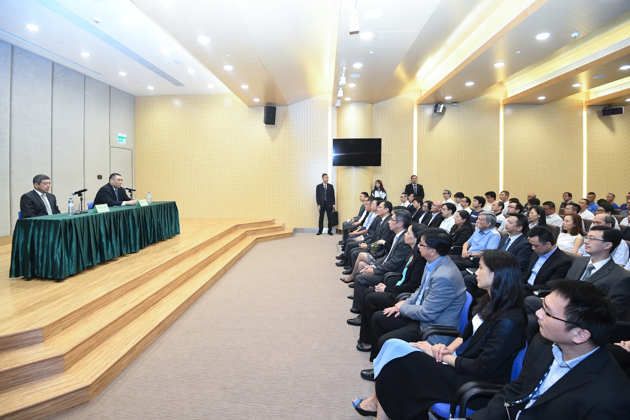 行政長官崔世安聽取工務範疇前線人員的意見，感謝他們在風災善後方面作出的貢獻