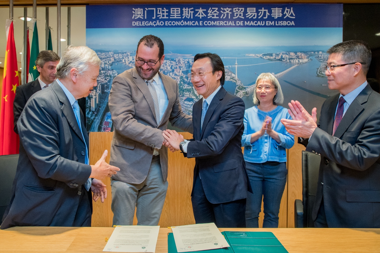 Fotografia da assinatura do protocolo de cooperação entre o Instituto Politécnico de Macau e a Fundação Escola Portuguesa de Macau