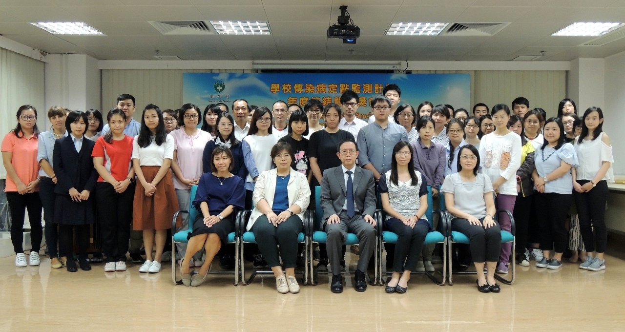 Foto de grupo dos representantes dos Serviços de Saúde, da Direcção dos Serviços de Educação e Juventude e de todas as escolas