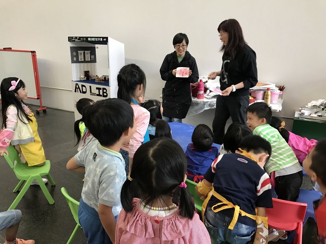 Instructor guides children in the creation process in the Children’s Creative Workshop.