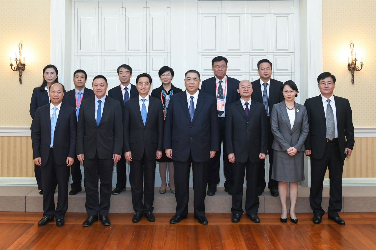 Chefe do Executivo tem encontro com o vice-presidente do Governo Popular da Região Autónoma de Guangxi Zhuang (3.ª esq. à frente)