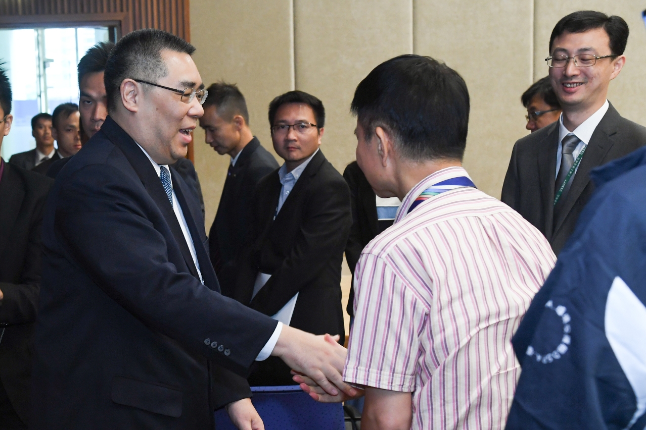 行政長官崔世安與工務範疇前線人員握手