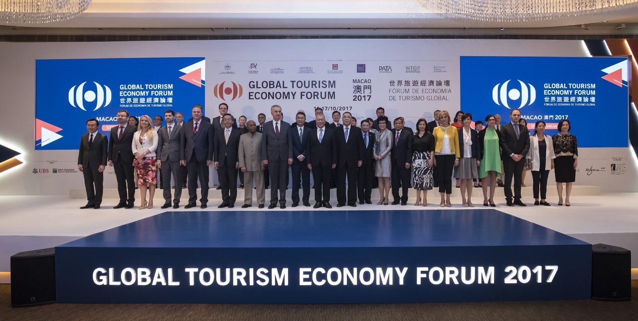 Group photo of Chief Executive of the Macao SAR, Chui Sai On, Vice Chairman of the National Committee of the Chinese People's Political Consultative Conference and Forum Chairman of GTEF, Ho Hau Wah, and other officiating guests