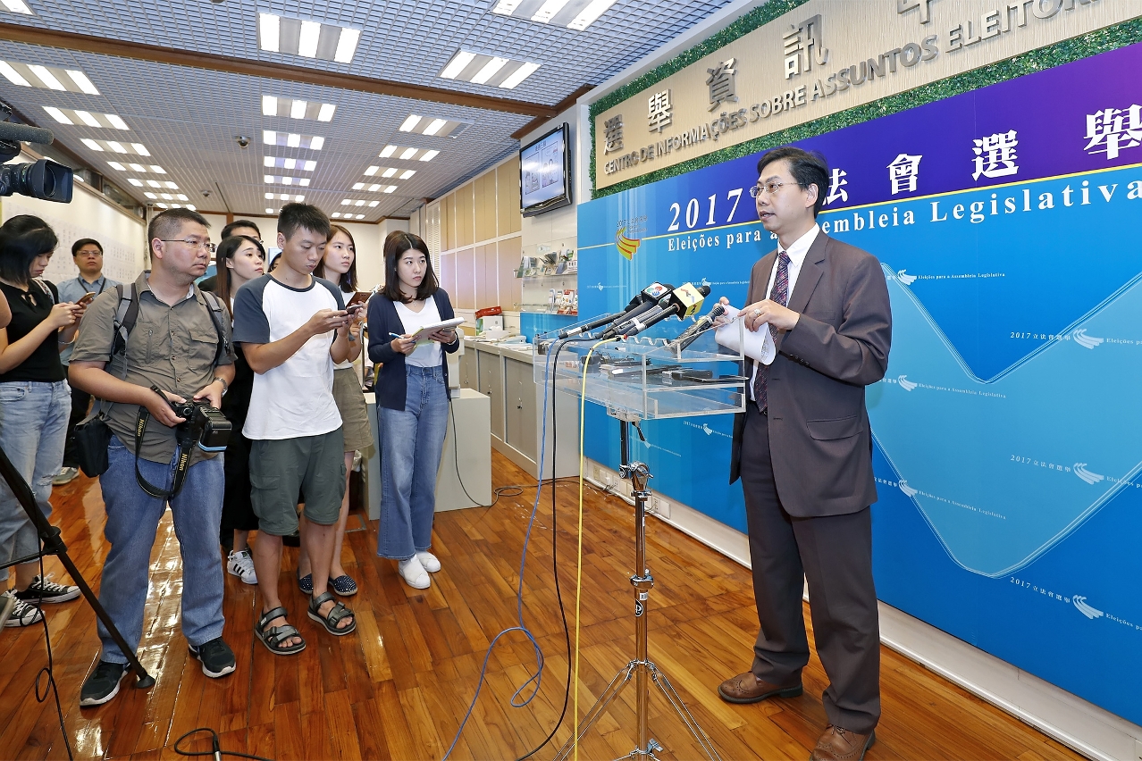 Presidente da Assembleia de Apuramento Geral, Kuok Kin Hong, divulga resultado final do apuramento geral.