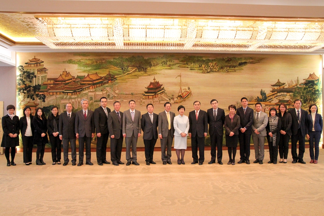 Fotografia em conjunto dos participantes na reunião consultiva para a discussão sobre os trabalhos no âmbito dos tratados e leis relacionados com a Região Administrativa Especial de Macau.