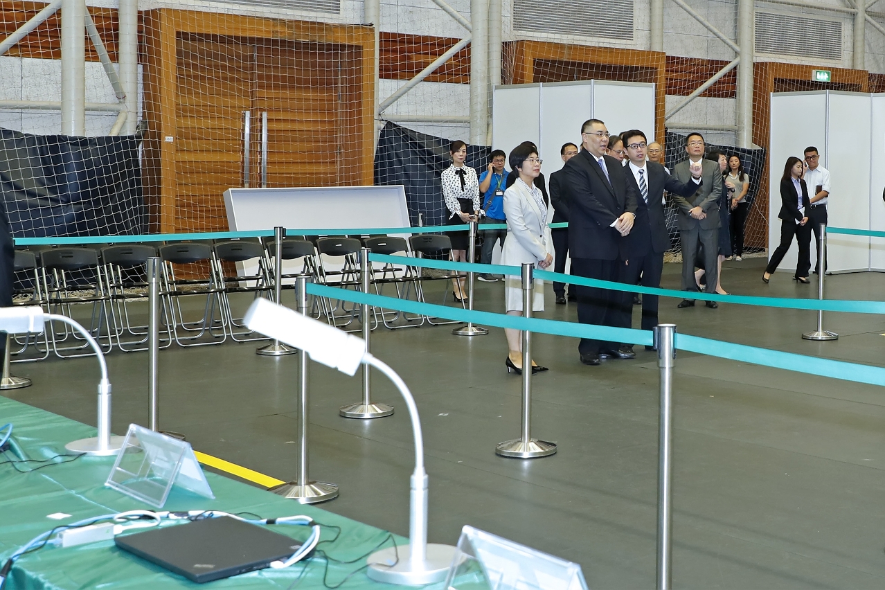 行政長官崔世安視察位於澳門運動場內的投票站