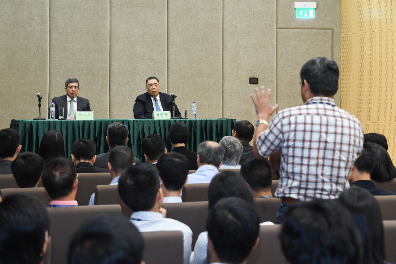 行政長官崔世安聽取工務範疇前線人員的意見，感謝他們在風災善後方面作出的貢獻