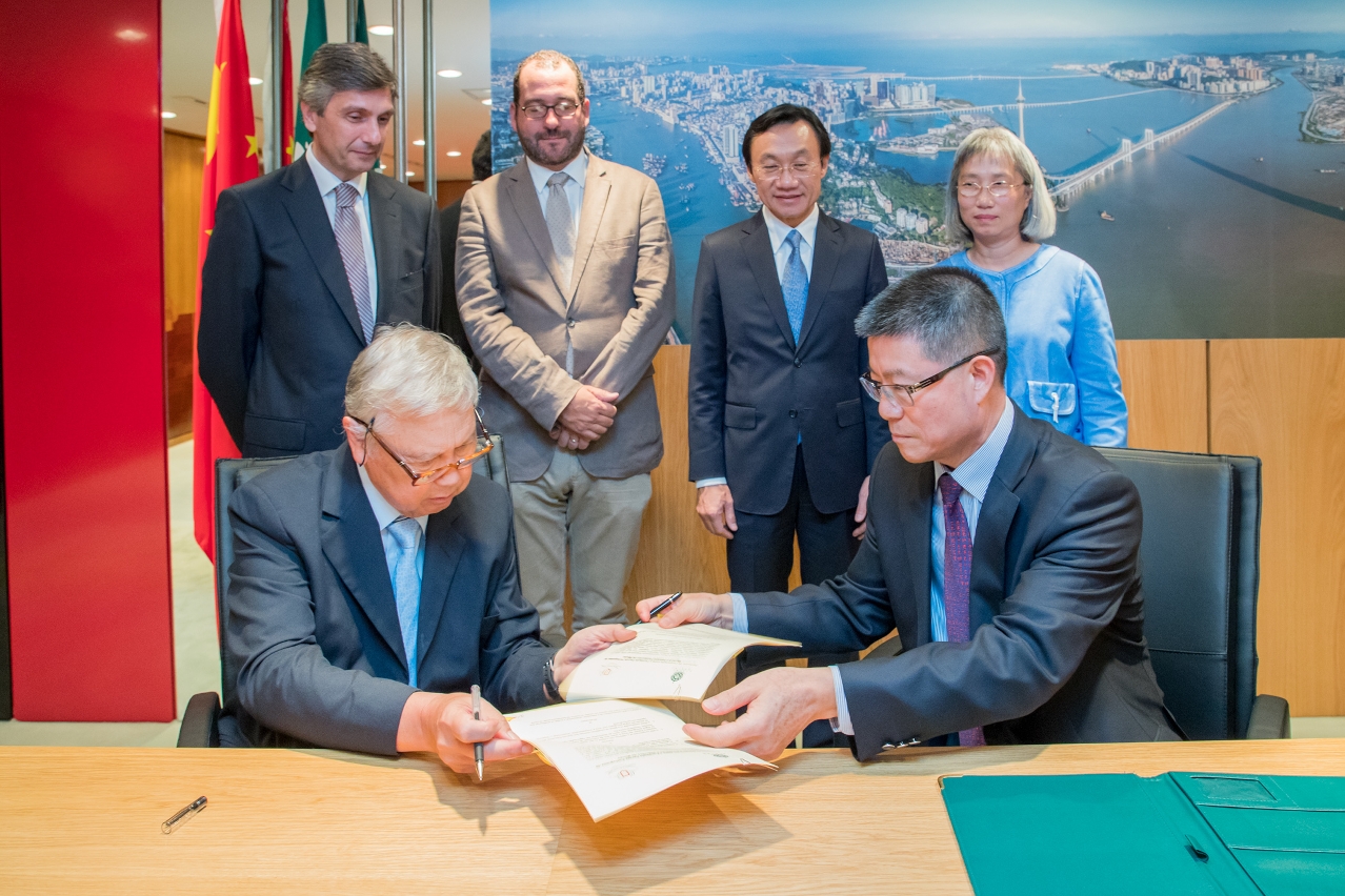 Fotografia da assinatura do protocolo de cooperação entre o Instituto Politécnico de Macau e a Fundação Escola Portuguesa de Macau