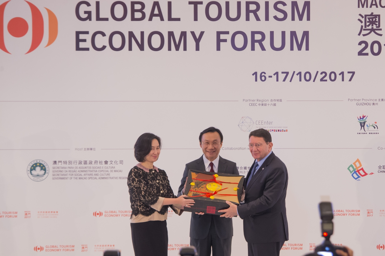 Secretary for Social Affairs and Culture and Executive Chairman of GTEF, Alexis Tam, presents a gift to Secretary-General of UNWTO and Honorary Chairman of GTEF, Taleb Rifai